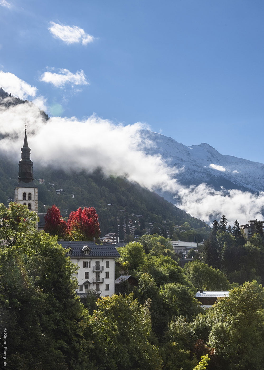 vue sur un village et une montagne